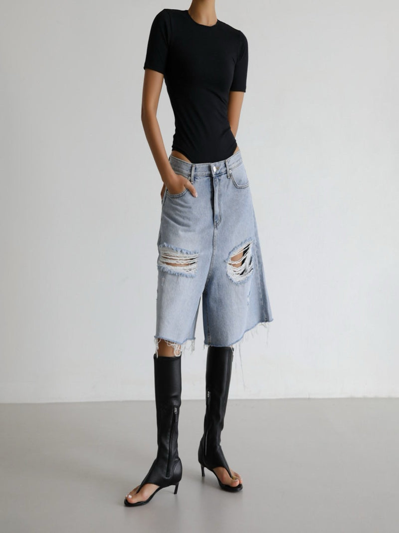 DISTRESSED BERMUDA DENIM JEANS